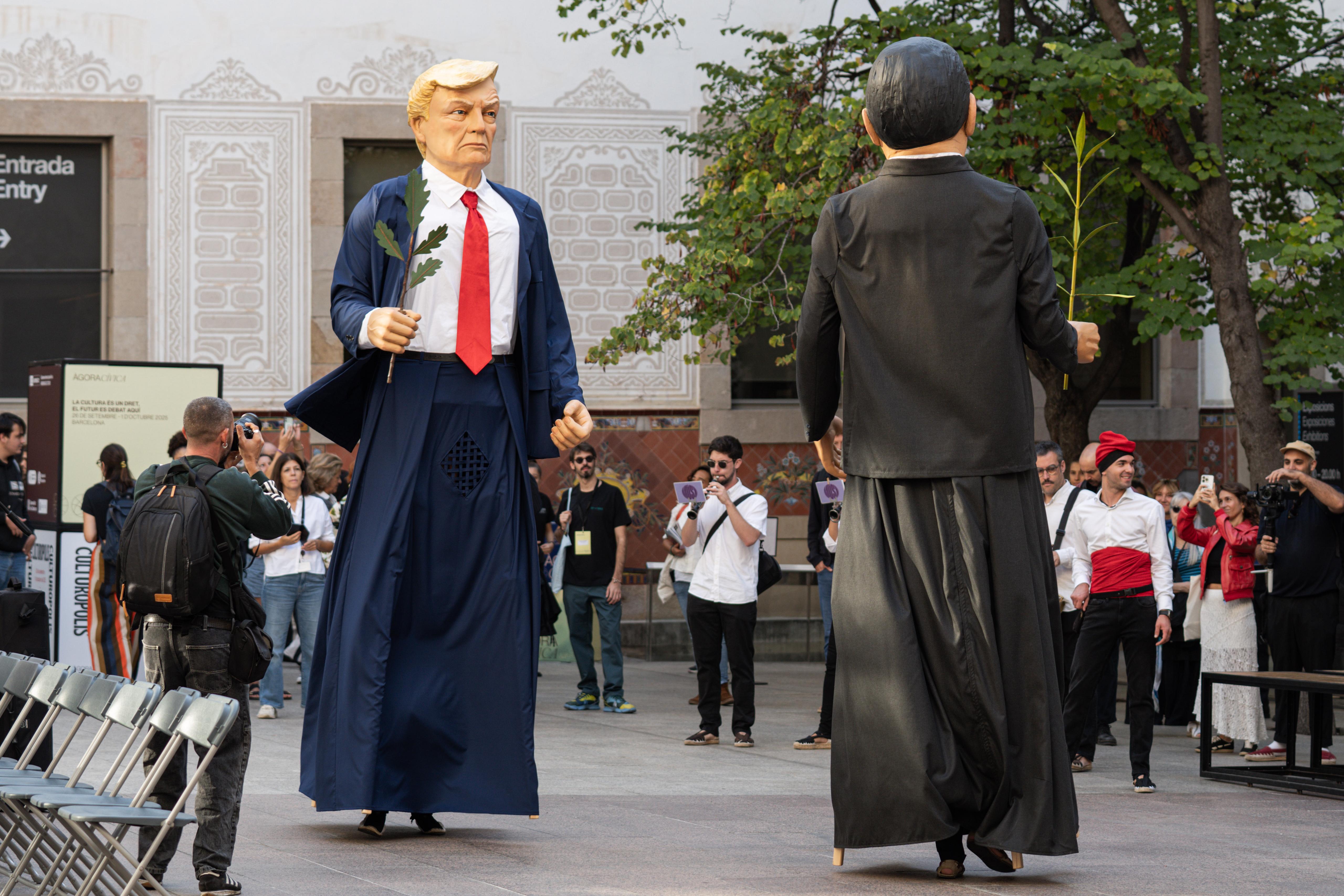 Rua dels gegants de pau a Culturopolis 2025