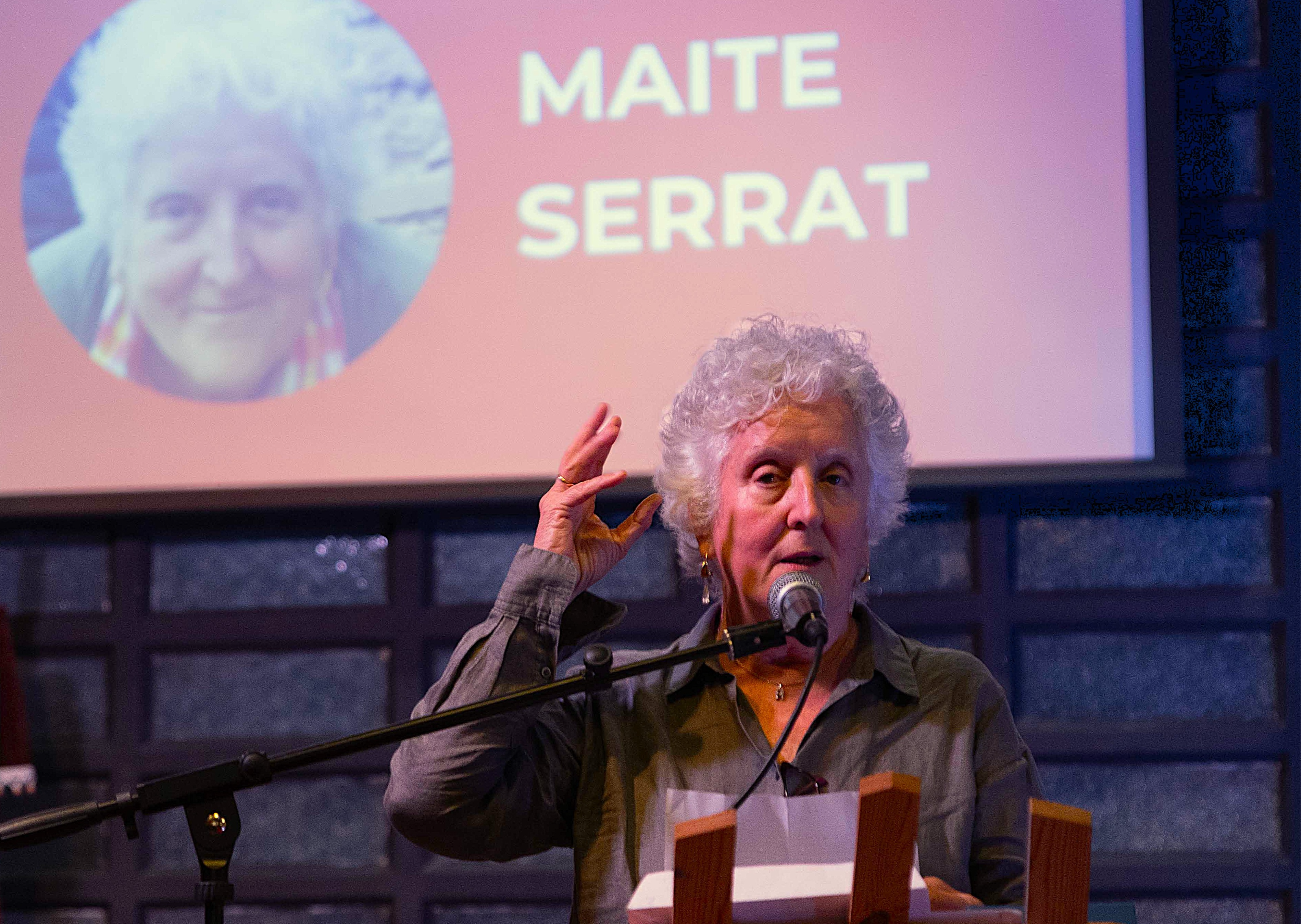 Maite Serrat recollint el premi