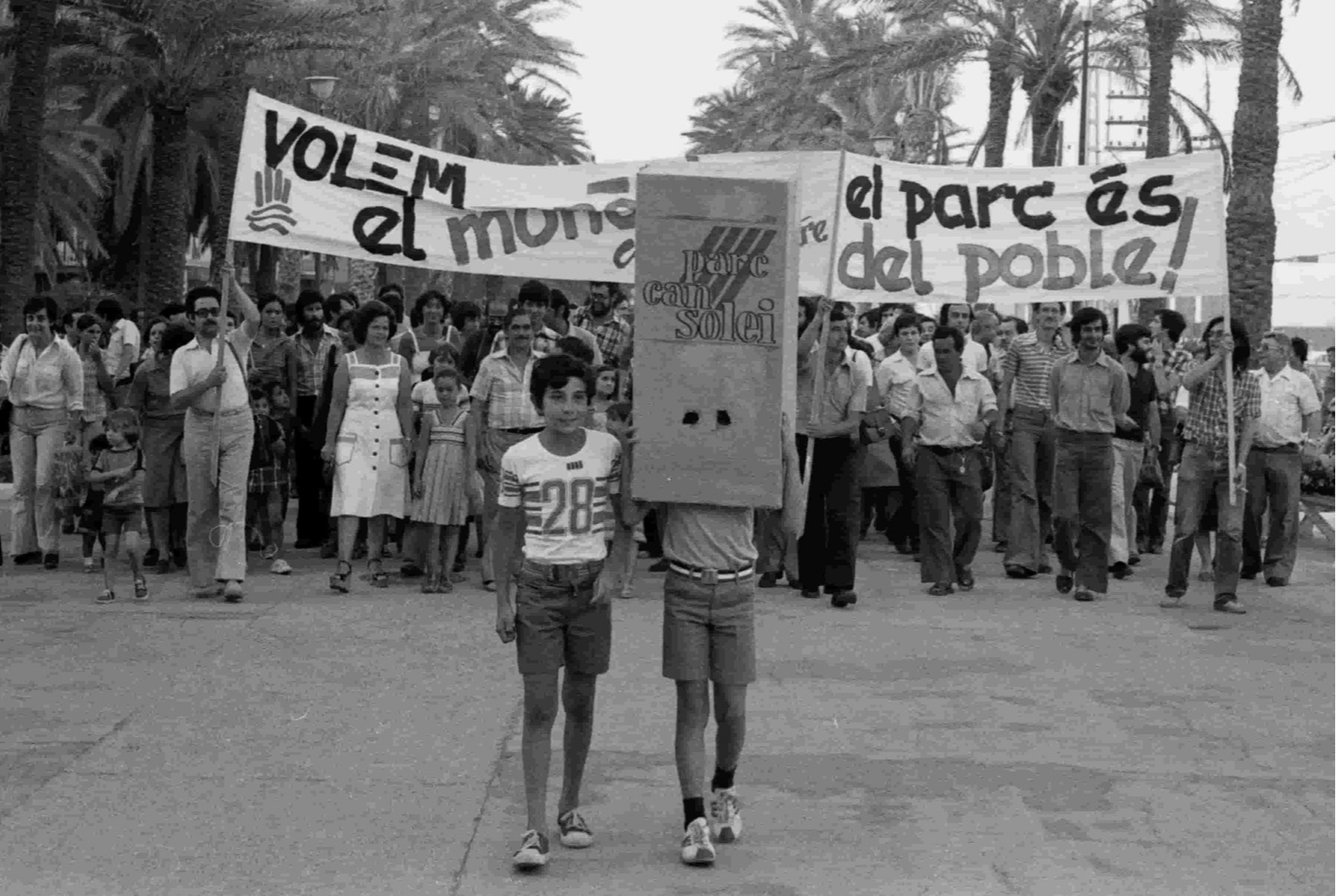 Manifestació al Passeig Marítim de Badalona