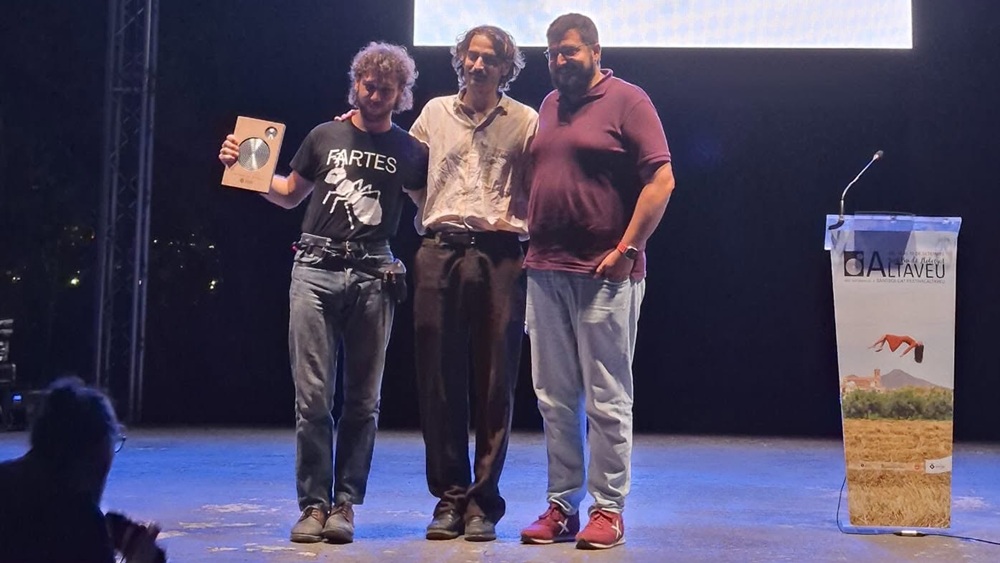 El diputat de Cultura lliura el premi a Remei de Ca la Fresca
