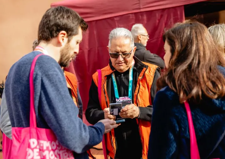 Un voluntari a la passada Mostra Igualada