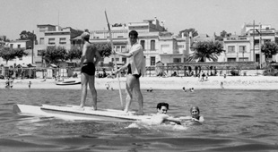 Pati de rem davant la platja del Masnou, 1950