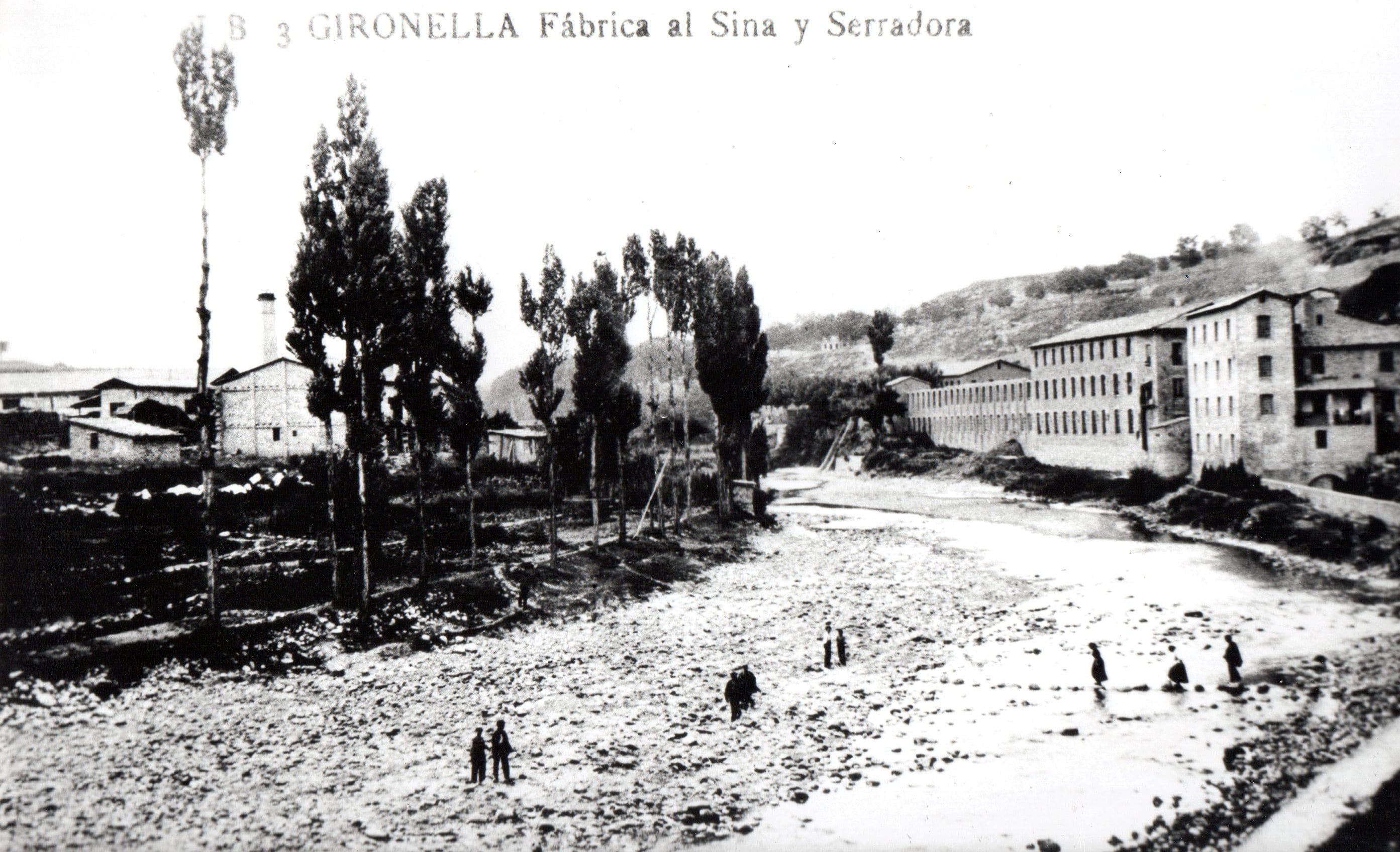 imatge La fàbrica Alsina a la dreta del Llobregat amb una nau en construcció, c. 1915, Gironella. Arxiu Municipal de Gironella.