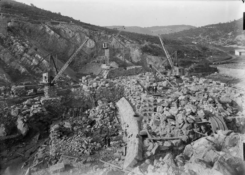 imatge Construcció de la presa del pantà de Foix, c. 1924, Castellet i la Gornal. Arxiu Municipal de Castellet i la Gornal.