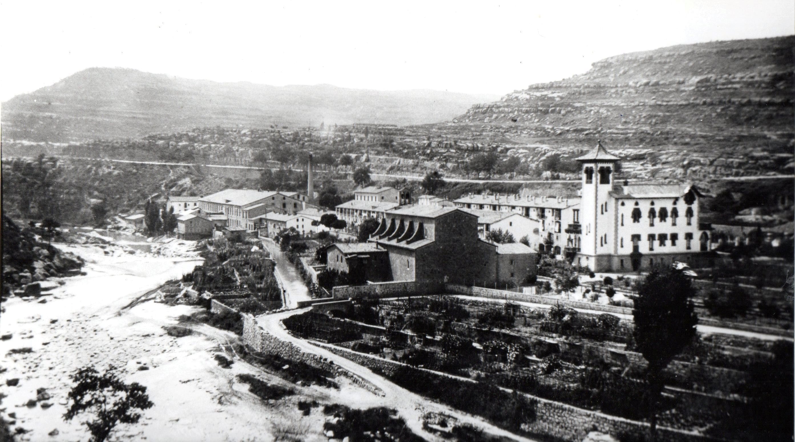 imatge Vista general de Viladomiu Vell, c. 1925, Gironella. Arxiu Municipal de Gironella.