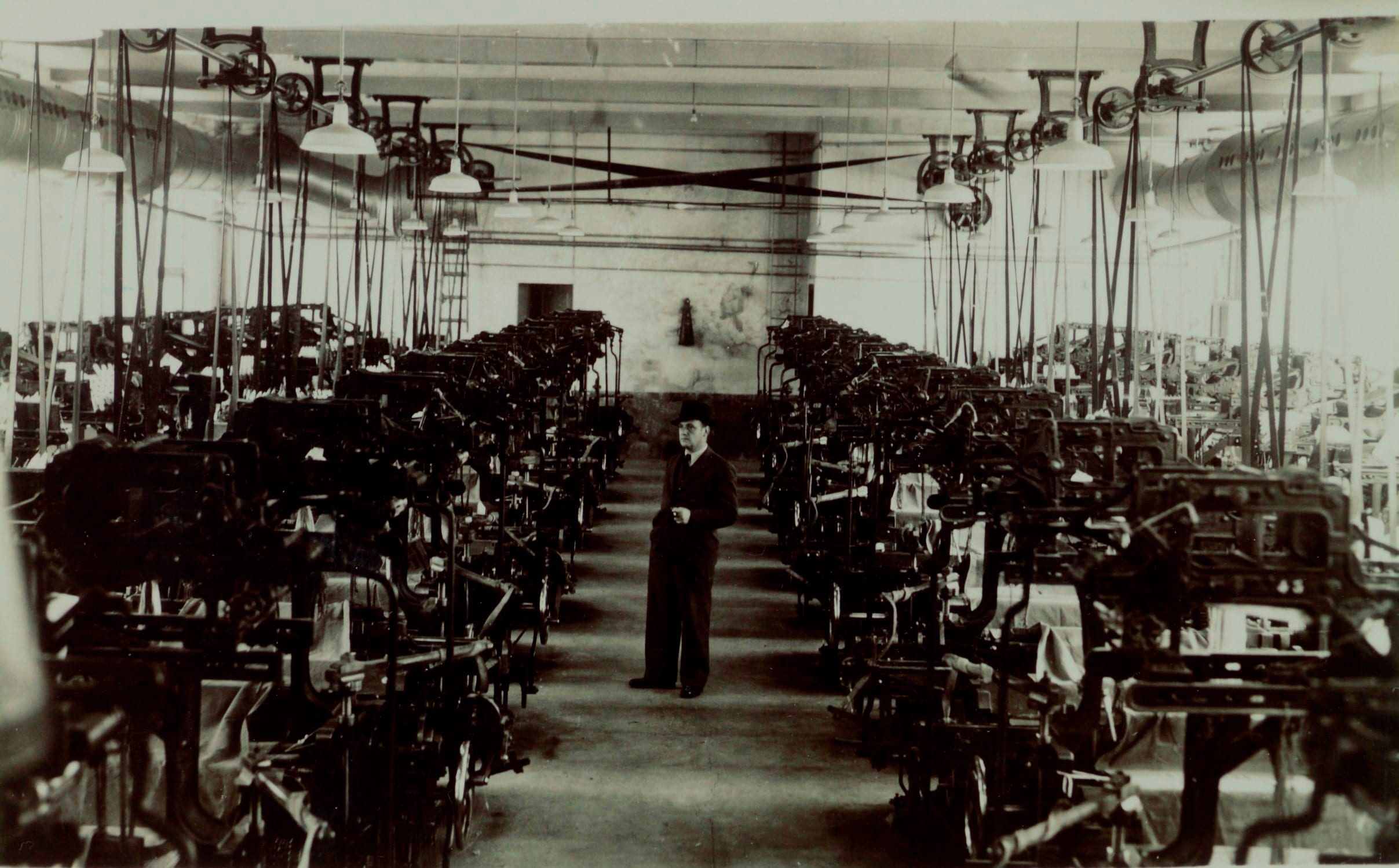 imatge Embarrats i telers de la fàbrica tèxtil de Cal Xiquet , c. 1940, Prats de Lluçanès. Arxiu Municipal de Prats de Lluçanès.