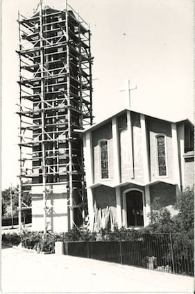 imatge Campanar de l'església nova de Santa Maria d'Oló, finançada per HEMALOSA, en construcció, 1957, Santa Maria d'Oló. Arxiu Municipal de Santa Maria d'Oló.