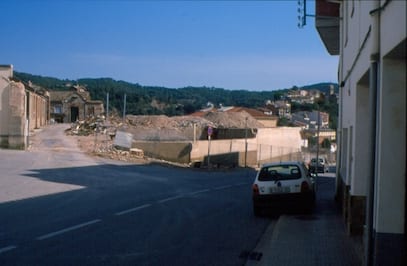 imatge Obres d'enderrocament de la fàbrica HEMALOSA, dècada de 1980, Santa Maria d'Oló. Arxiu Municipal de Santa Maria d'Oló.