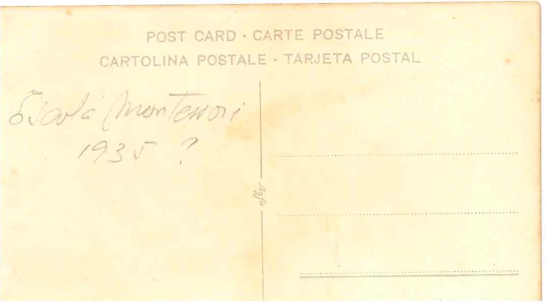 imatge Postal de l’escola d’Arenys de Mar durant la República. Ca 1935. Família Badosa Malagelada.
