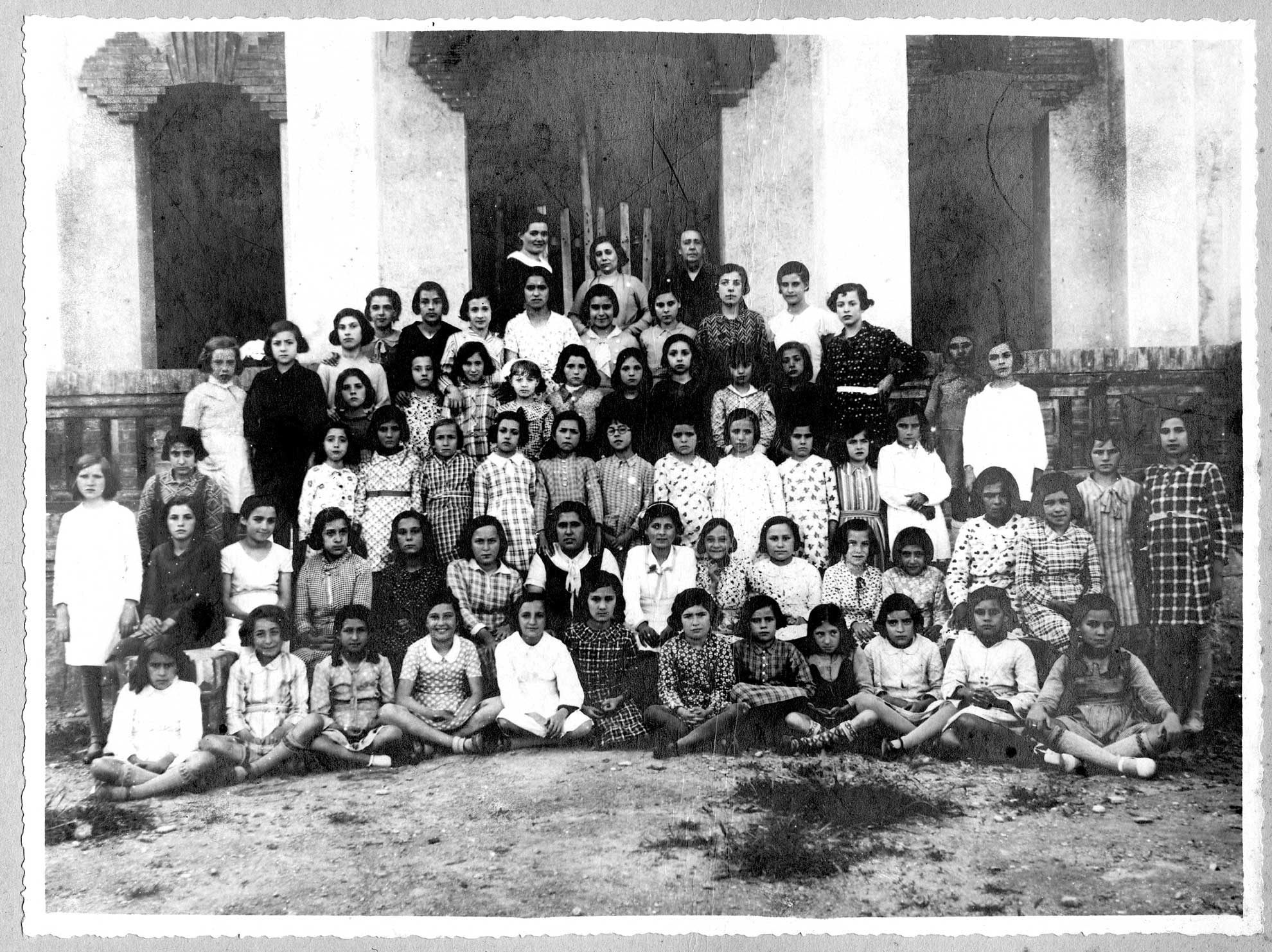 imatge Grup de nenes de les Escoles Nacionals, l'any 1935.