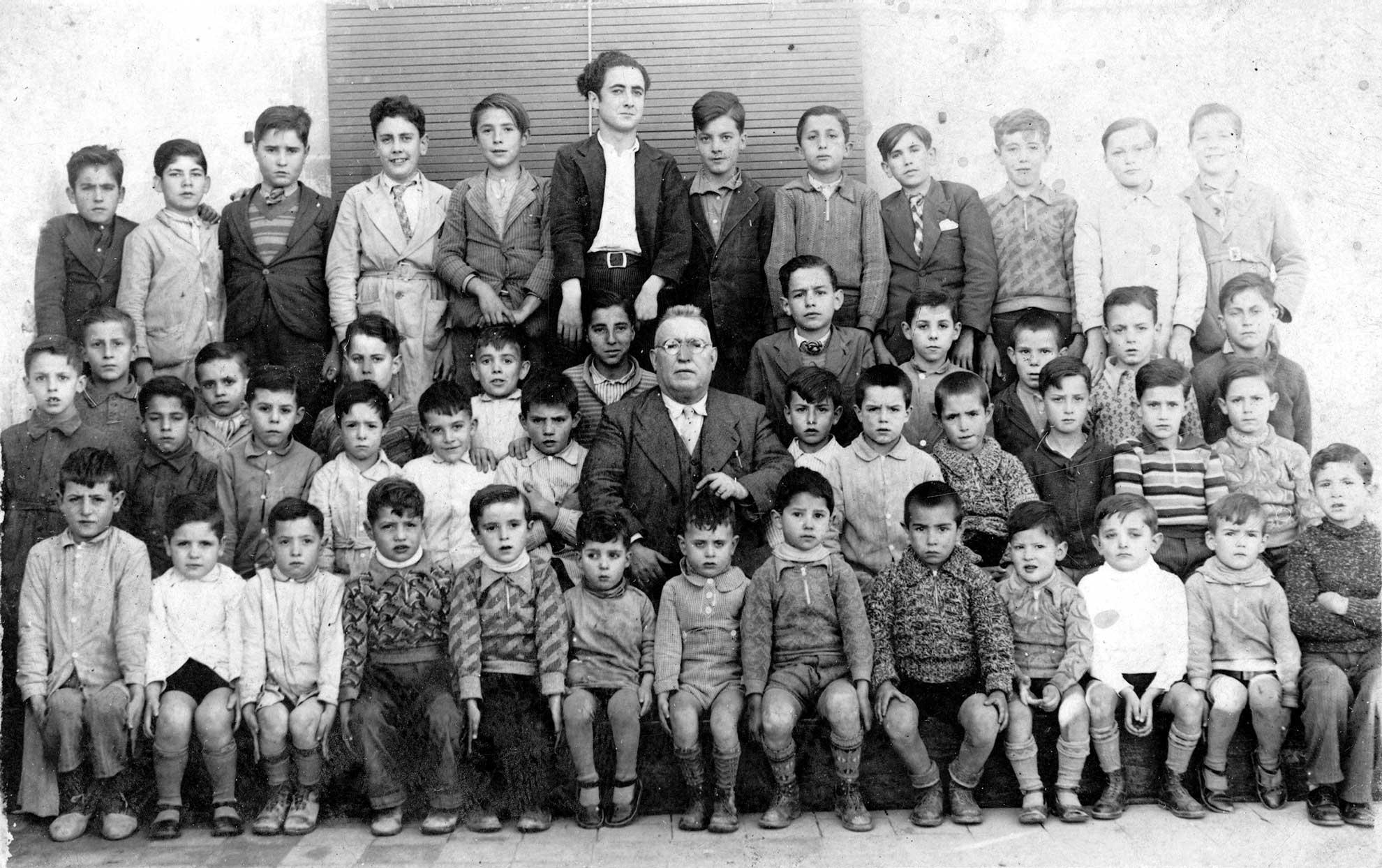 imatge Ot Ferrer i alumnes durant el curs escolar 1933-34.