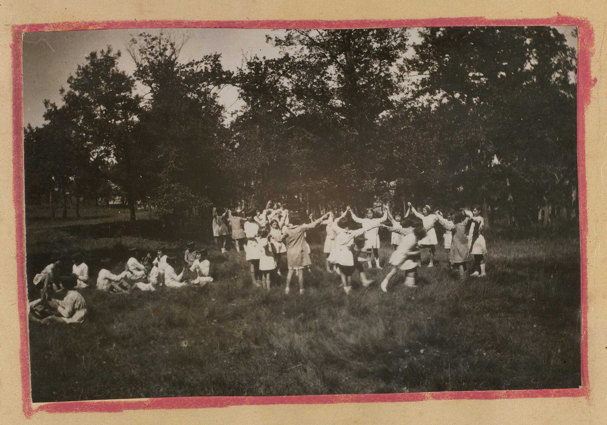 imatge Grup de nenes de les colònies d’estiu de La Canal de Tona jugant, als anys 30.