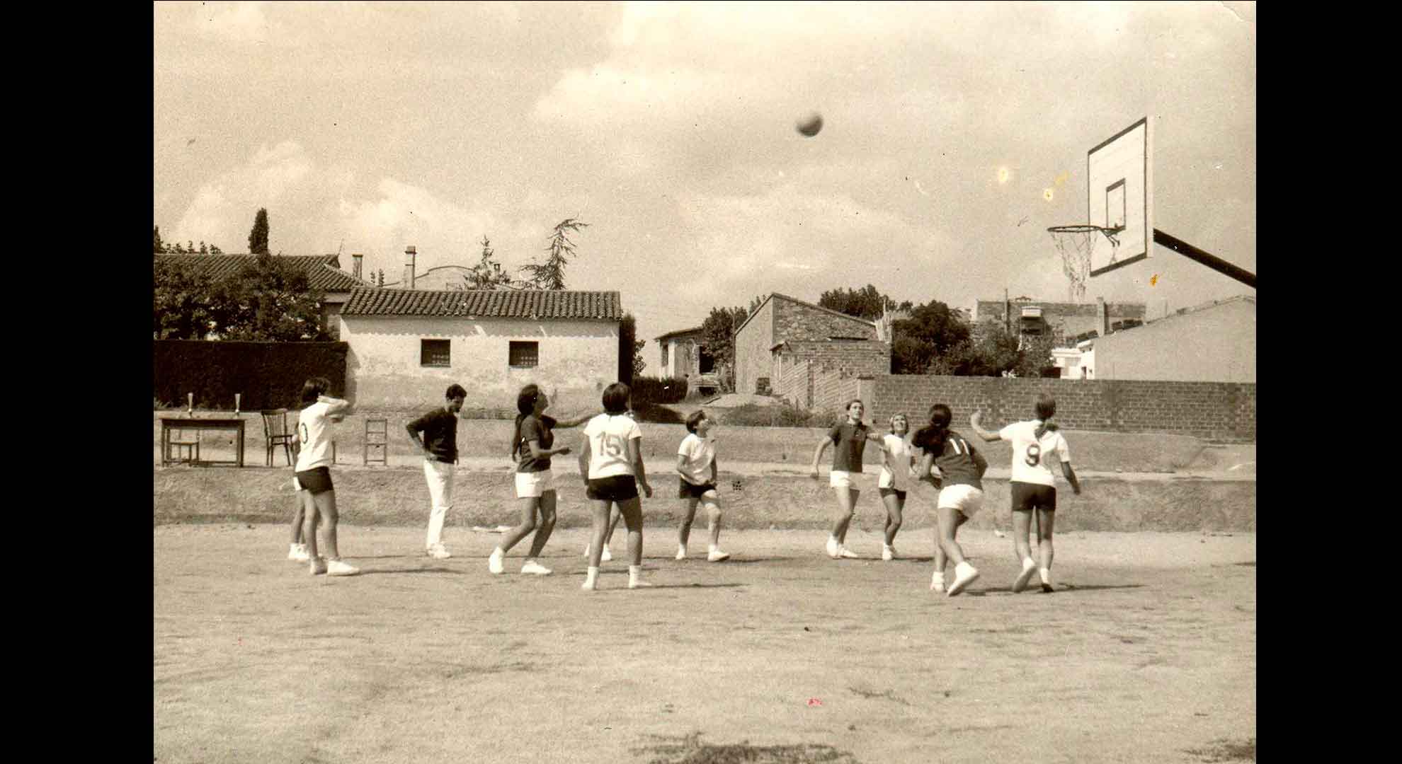 imatge Partit de bàsquet femení, c. 1960-1970, Llinars del Vallès. Autor: desconegut. Fons Jané-Nogueras, Arxiu Municipal de Llinars del Vallès.