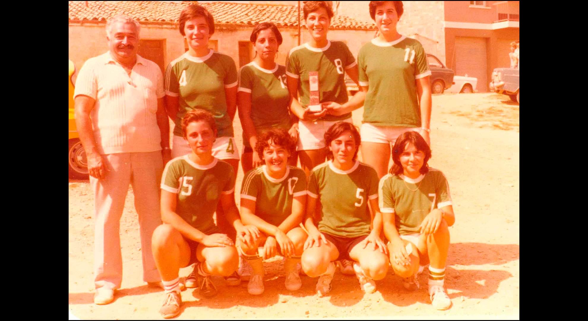imatge Plantilla de bàsquet femení, c. 1970-1980, Llinars del Vallès. Autor: desconegut. Fons Jané-Nogueras, Arxiu Municipal de Llinars del Vallès.
