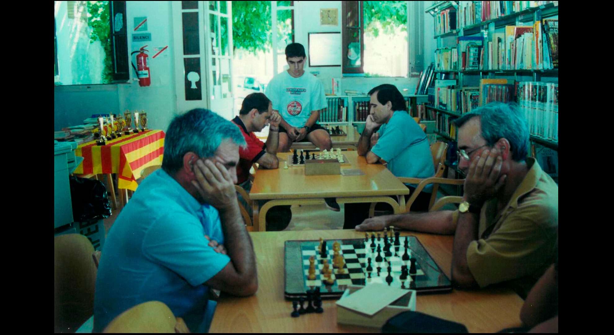 imatge Competició d'escacs a la biblioteca municipal celebrada durant els actes de Festa Major, 2000, la Palma de Cervelló. Autor: desconegut. Arxiu municipal de la Palma de Cervelló.