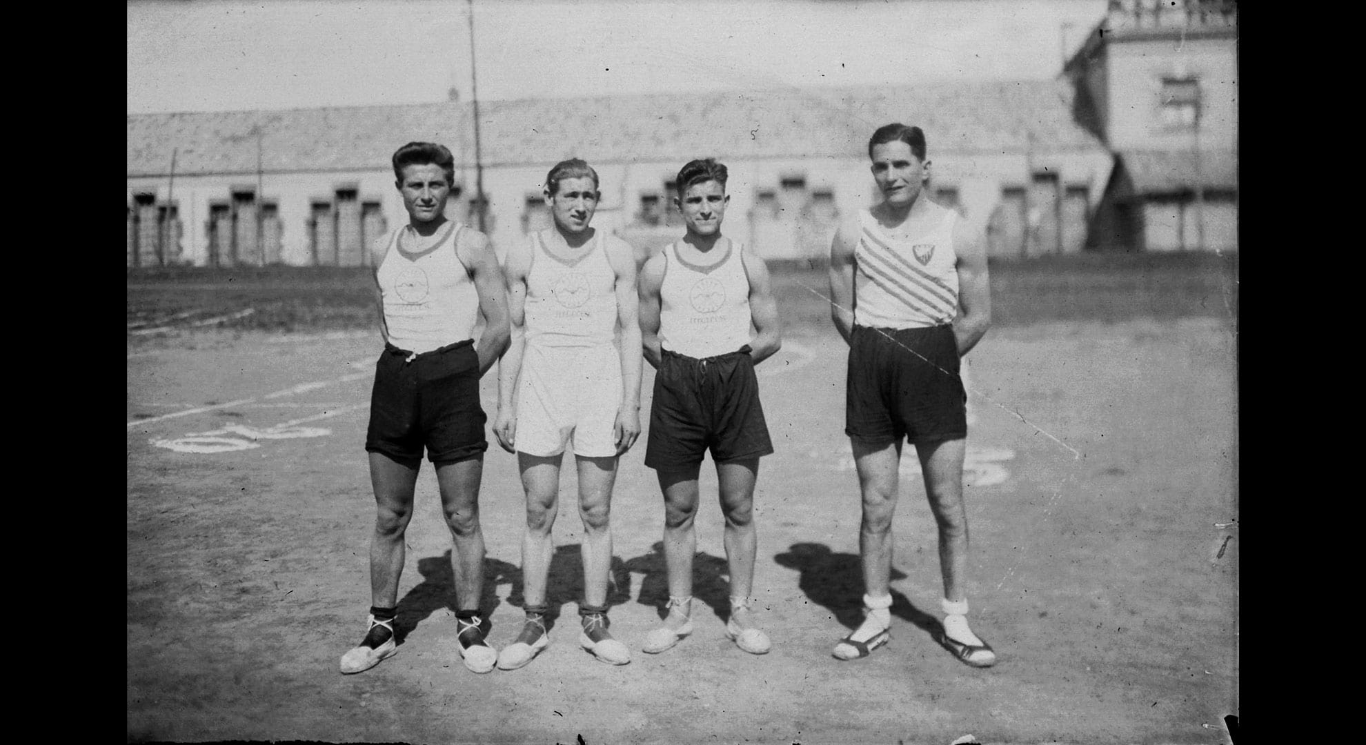 imatge Quatre atletes darrera de Cal Sitges, c. 1930-1940, Artés. Autor: desconegut. Arxiu Municipal d'Artés.
