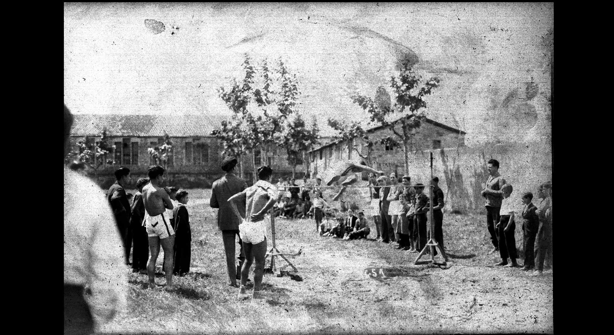 imatge Concurs de salt d'alçada, Penya Atlètica Excursionista d'Artés, c. 1930-1940, Artés. Autor: desconegut. Arxiu Municipal d'Artés.