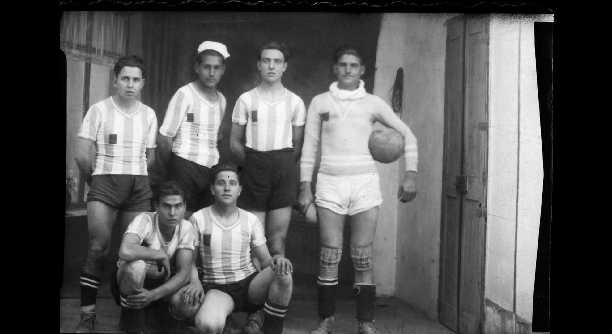 imatge Sis jugadors de futbol en un interior, c. 1930-1940, Artés. Autor: desconegut. Arxiu Municipal d'Artés.