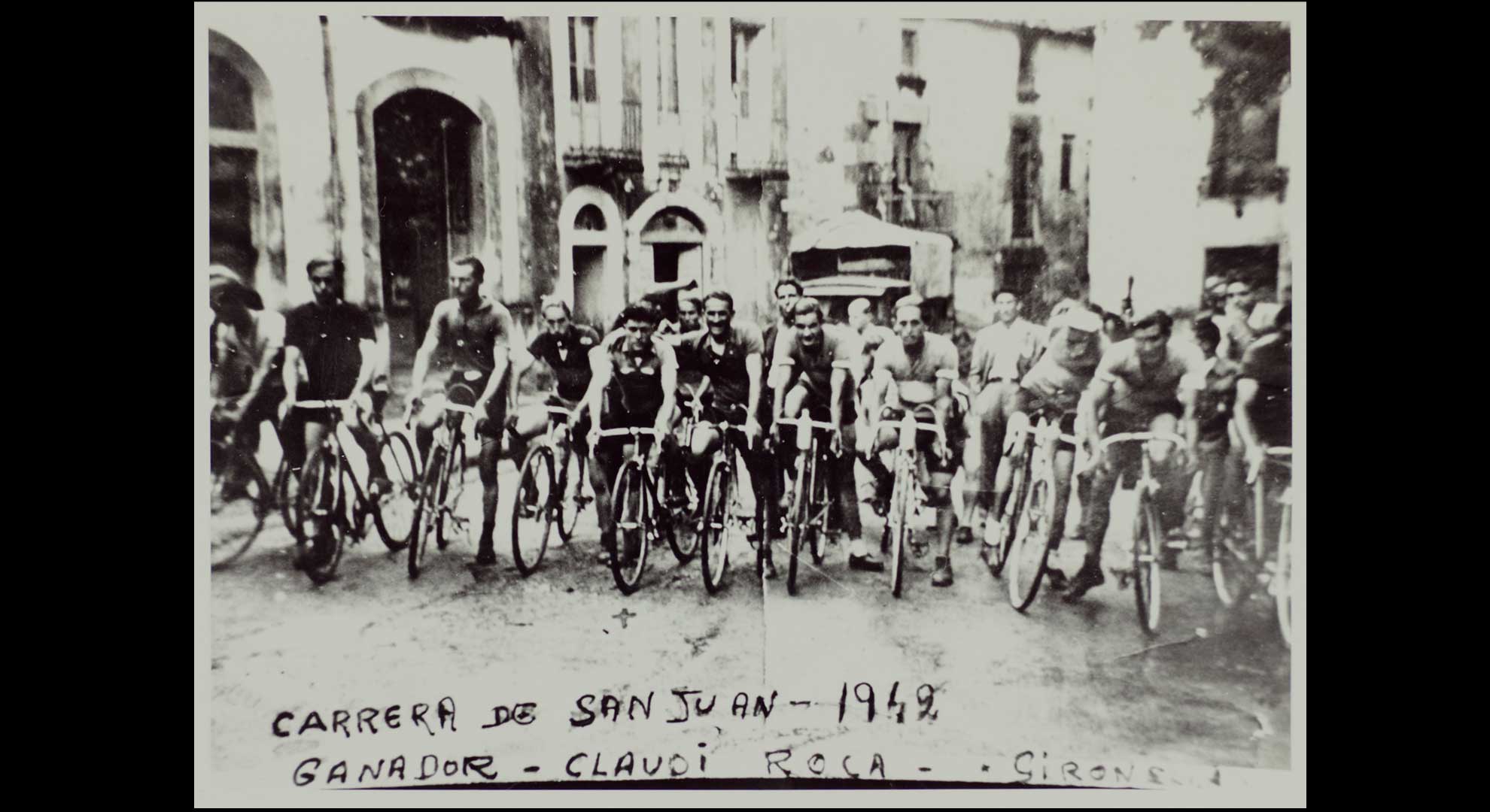 imatge Cursa ciclista de Sant Joan, 1942, Prats de Lluçanès. Autor: desconegut. Arxiu Municipal de Prats de Lluçanès.