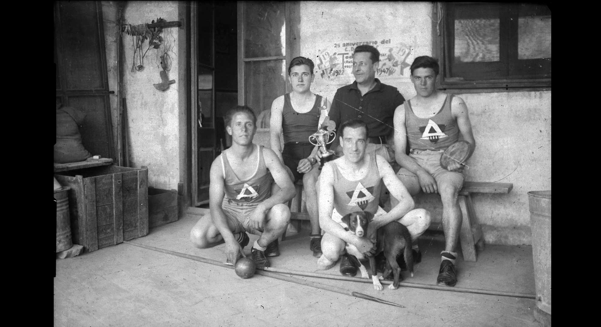 imatge Atletes amb un premi, c. 1947, Artés. Autor: desconegut. Arxiu Municipal d'Artés.