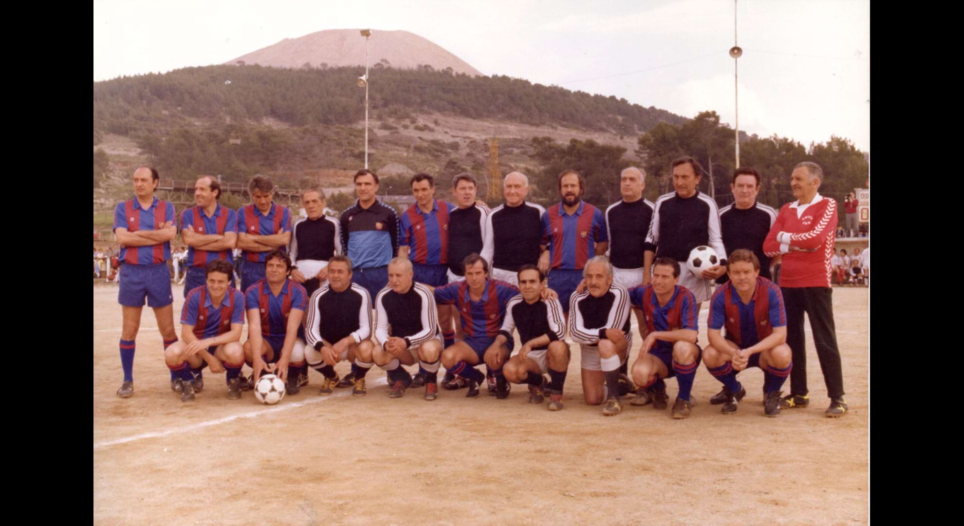 imatge Partit de futbol entre els veterans del Súria i els del Barça, 1984, Súria. Autor: Josep Juncadella. Fons Fotografia Juncadella, Arxiu Municipal de Súria.