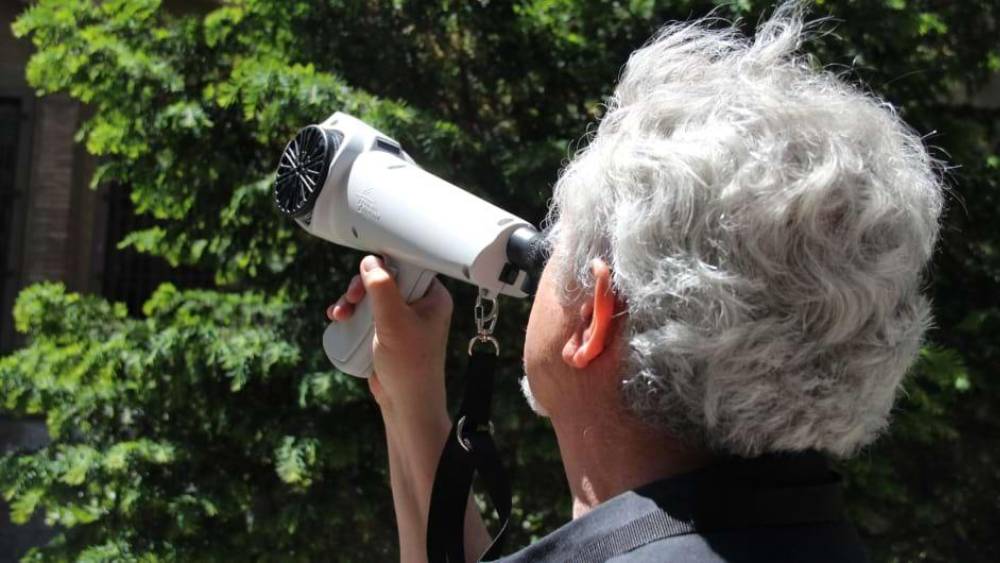 Tècnic utilitzant l'olfactòmetre Nasal Ranger