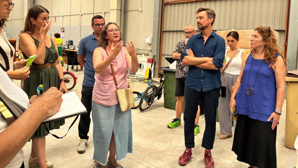 El diputat Marc Serra i la coordinadora d'Acció Climàtica, Elisenda Realp, durant la visitat a l'espai Com Nou, a Vilafranca del Penedès El diputat Marc Serra i la coordinadora d'Acció Climàtica, Elisenda Realp, durant la visitat a l'espai Com Nou, a Vilafranca del Penedès