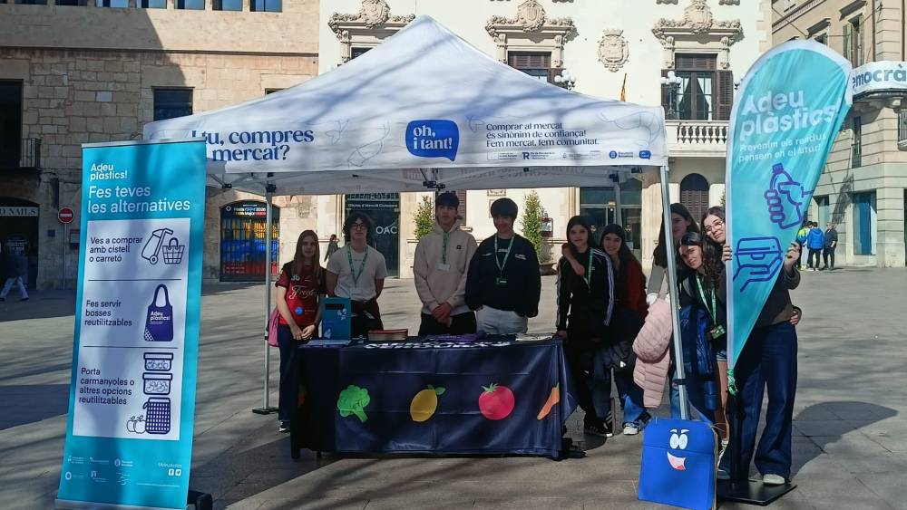 Alumnat a parada informativa de Mercats Sostenibles a Vilafranca del Penedès