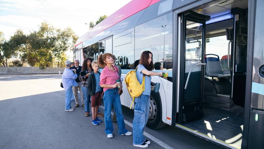Persones esperant el bus. Autoria: koldo_studio