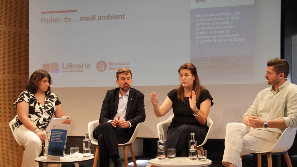 El diputat, Marc Serra, i la resta de participants de la taula rodona durant la presentació a Can Serra El diputat, Marc Serra, i la resta de participants de la taula rodona durant la presentació a Can Serra