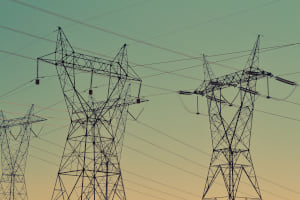 Fotografia: Vista des del terra de diverses torres d'electricitat