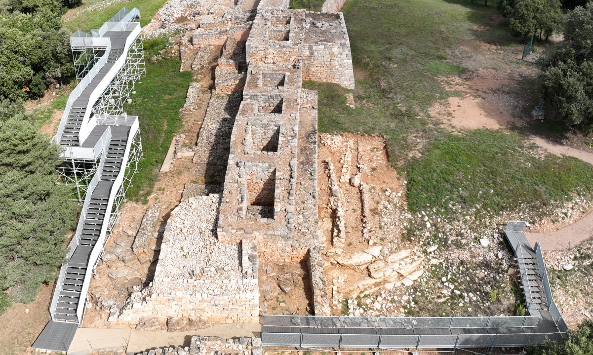 Vista de la fortificació ibèrica de Montgròs (el Brull)