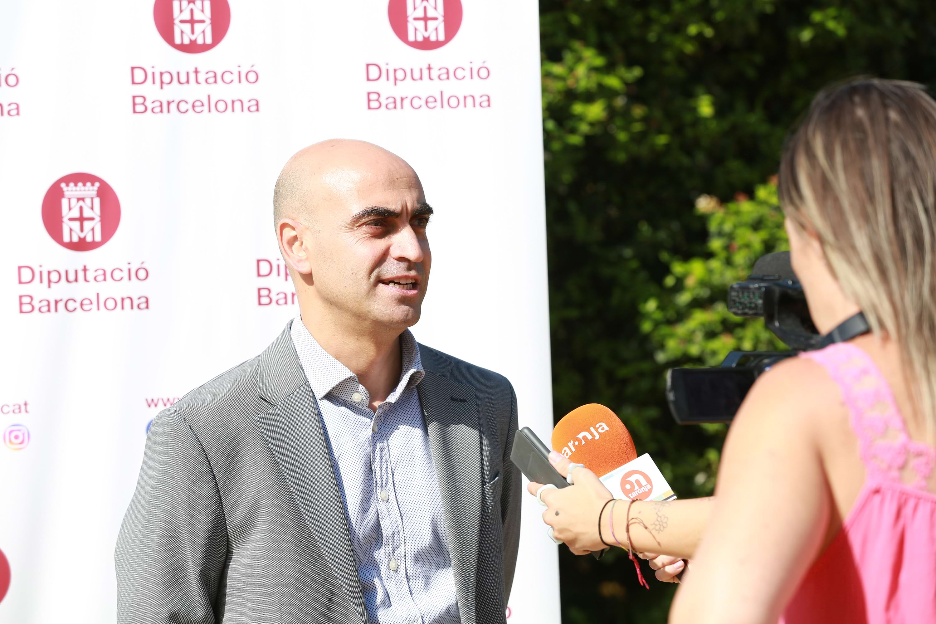 El diputat Marc Verdaguer atenent als mitjans de comunicació a la Torre de Claramunt. Foto: Judit Contreras / Diputació de Barcelona El diputat Marc Verdaguer atenent als mitjans de comunicació a la Torre de Claramunt. Foto: Judit Contreras / Diputació de Barcelona