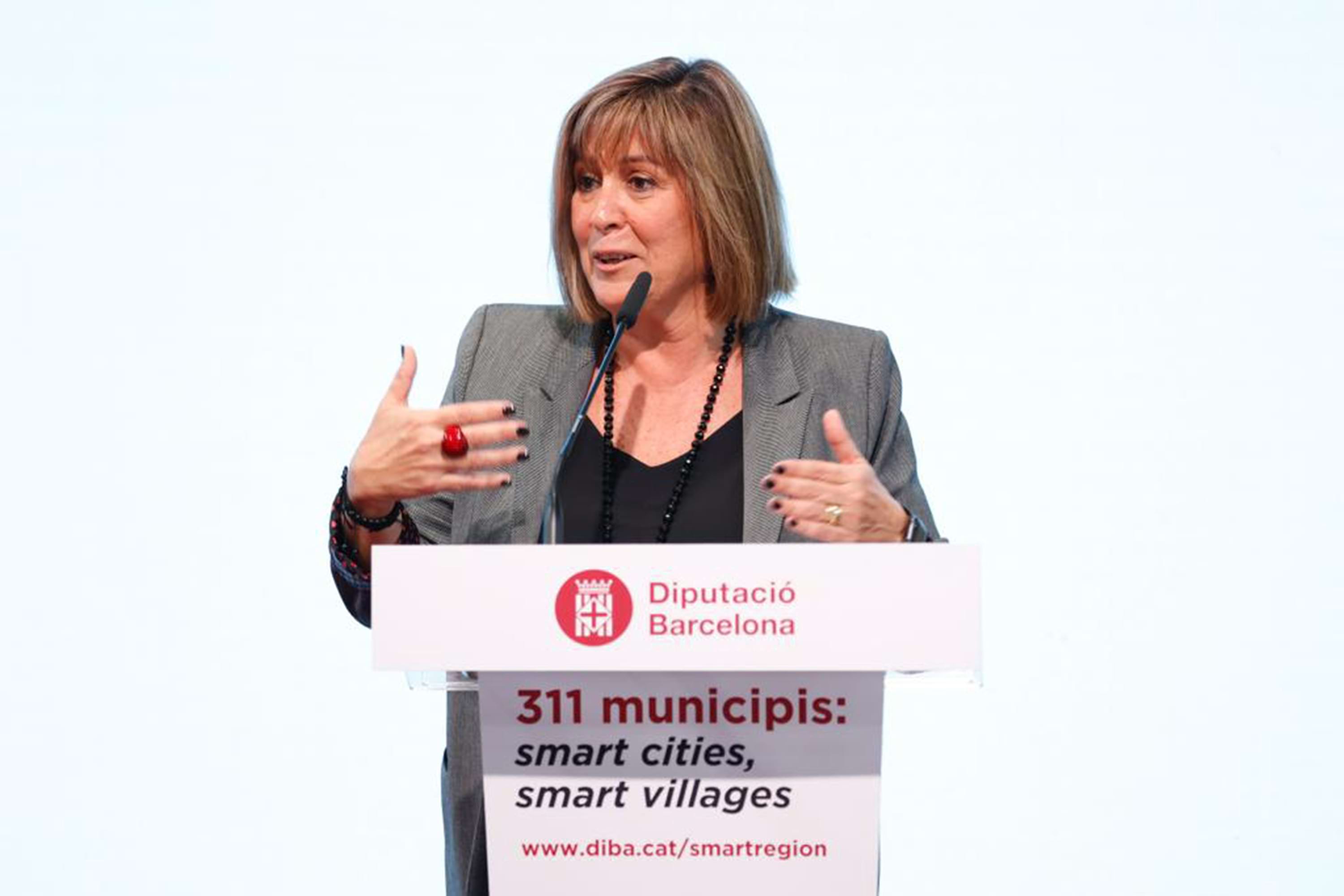 La presidenta Núria Marín, durant la recepció amb els alcaldes i regidors de la província a l'estand que la Diputació té a l'Smart City Expo. Foto: Pau Fabregat / Diputació de Barcelona La presidenta Núria Marín, durant la recepció amb els alcaldes i regidors de la província a l'estand que la Diputació té a l'Smart City Expo. Foto: Pau Fabregat / Diputació de Barcelona