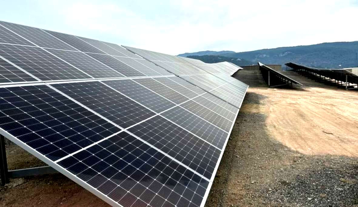 Instal·lació fotovoltaica sobre terreny. Foto: Diputació de Barcelona Instal·lació fotovoltaica sobre terreny. Foto: Diputació de Barcelona