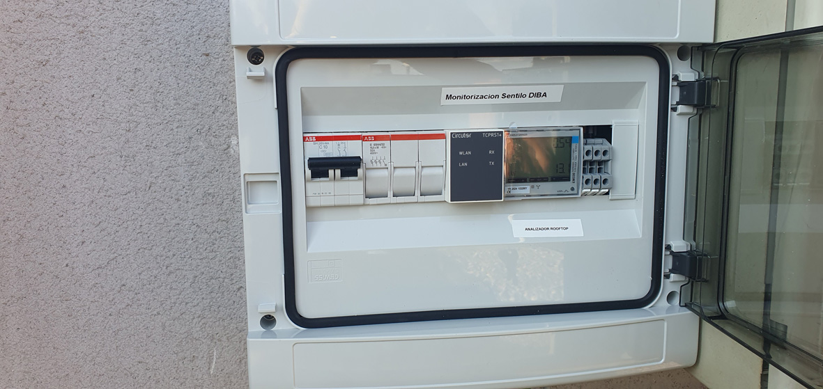 Equipament de monitoratge del consum energètic instal·lat a un mercat municipal de la província. Foto: Diputació de Barcelona Equipament de monitoratge del consum energètic instal·lat a un mercat municipal de la província. Foto: Diputació de Barcelona