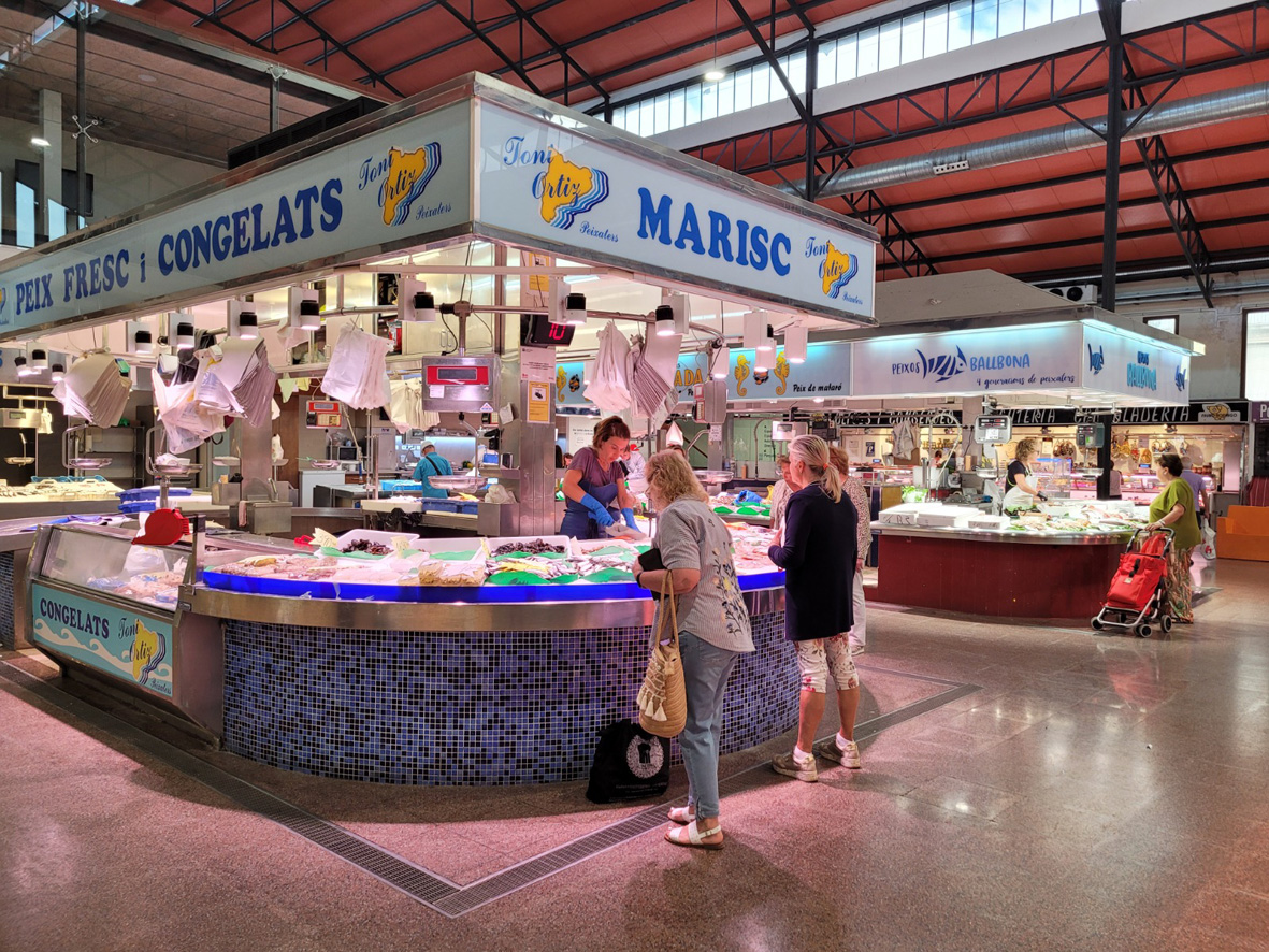 El Mercat de la Plaça de Cuba de Mataró és un dels mercats municipals on s'han instal·lat sistemes de monitoratge del consum energètic. Foto: Diputació de Barcelona El Mercat de la Plaça de Cuba de Mataró és un dels mercats municipals on s'han instal·lat sistemes de monitoratge del consum energètic. Foto: Diputació de Barcelona