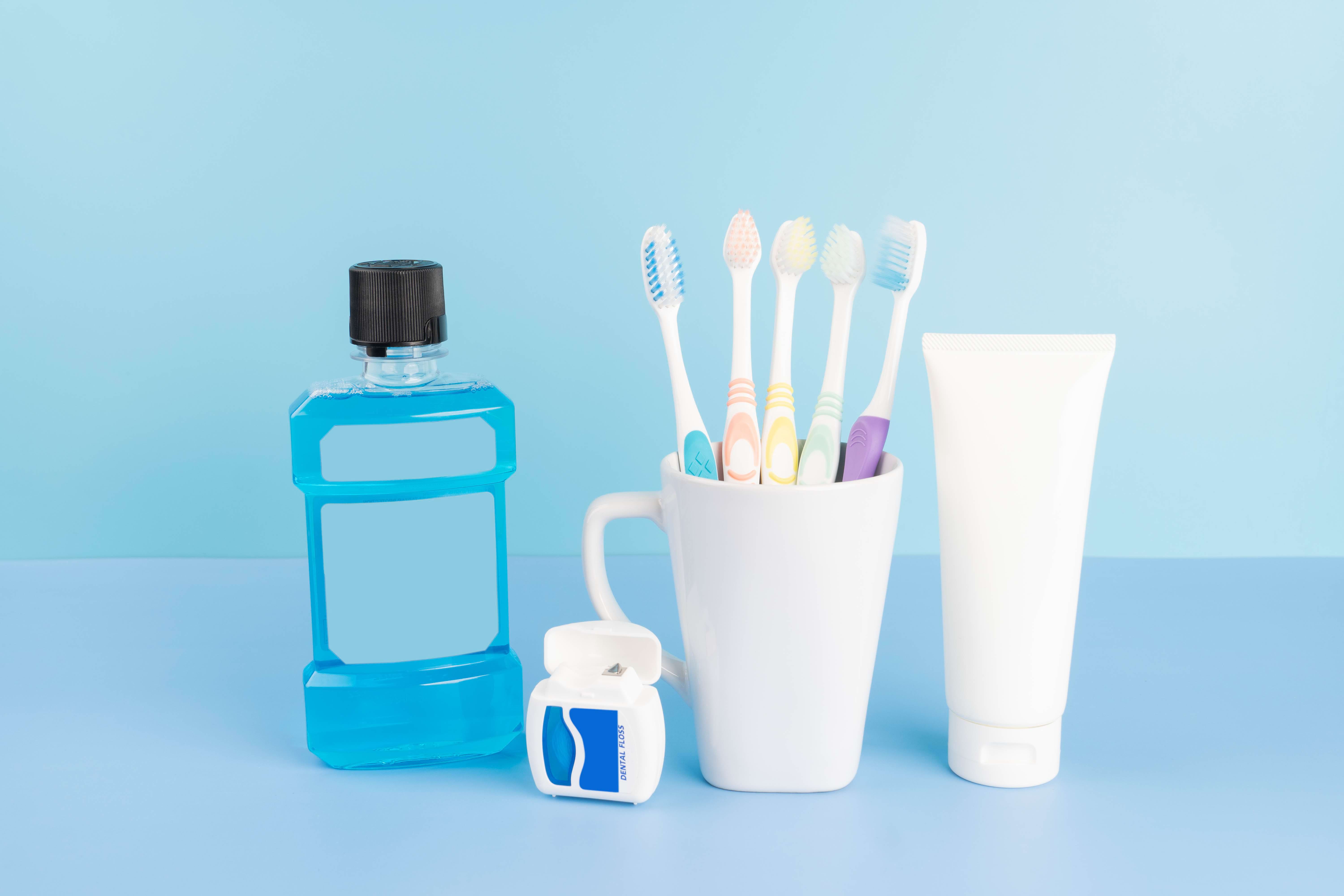 © Orawan Pattarawimonchai / Shutterstock.com Kit de higiene bucodental