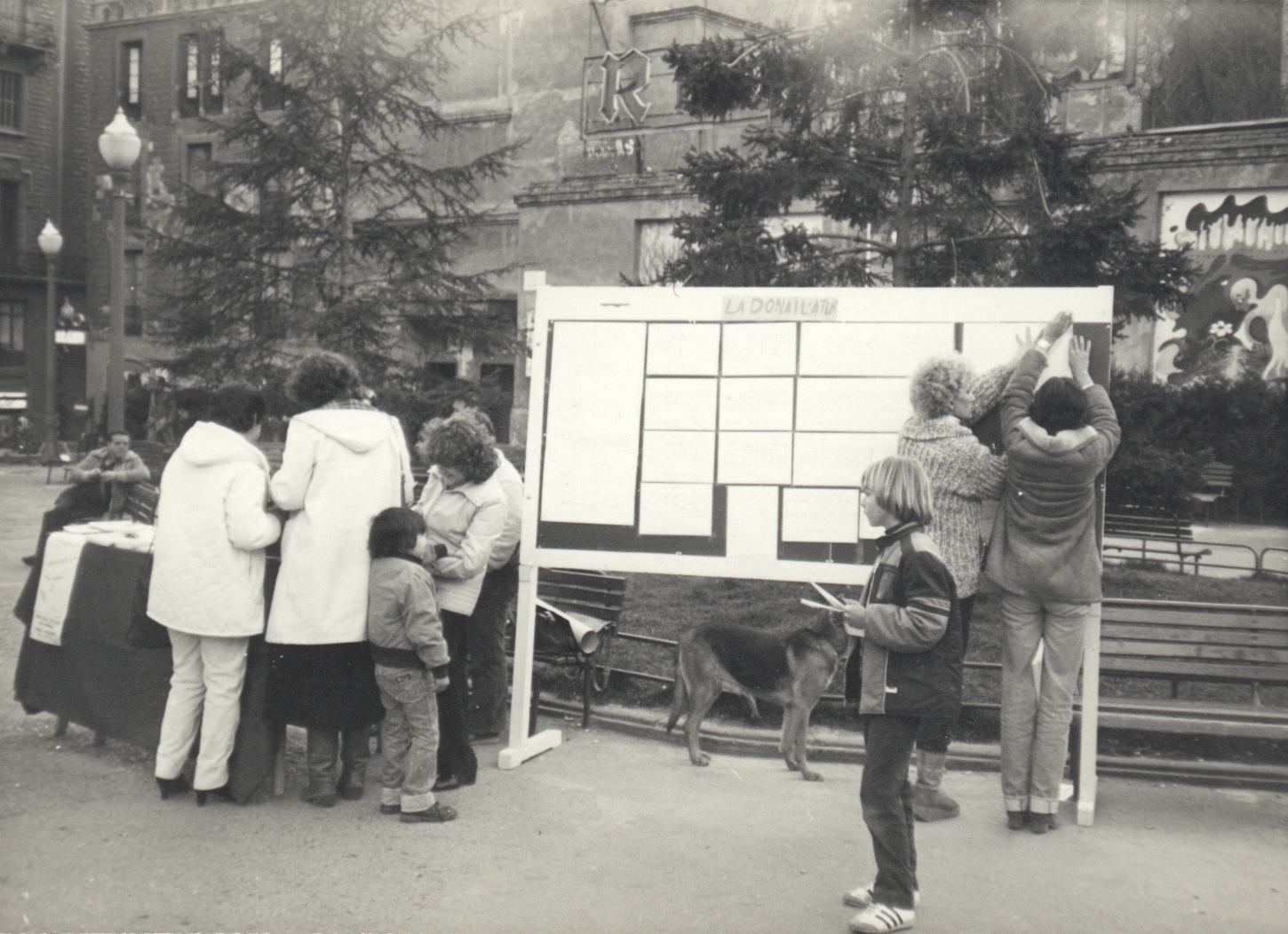Parada muntada per l’Associació de Dones del Bages a la plaça Sant Domènec de Manresa, el 8 de març de 1982 (Arxiu Montserrat Margarit). Museu de Manresa Parada muntada per l’Associació de Dones del Bages a la plaça Sant Domènec de Manresa, el 8 de març de 1982 (Arxiu Montserrat Margarit). Museu de Manresa
