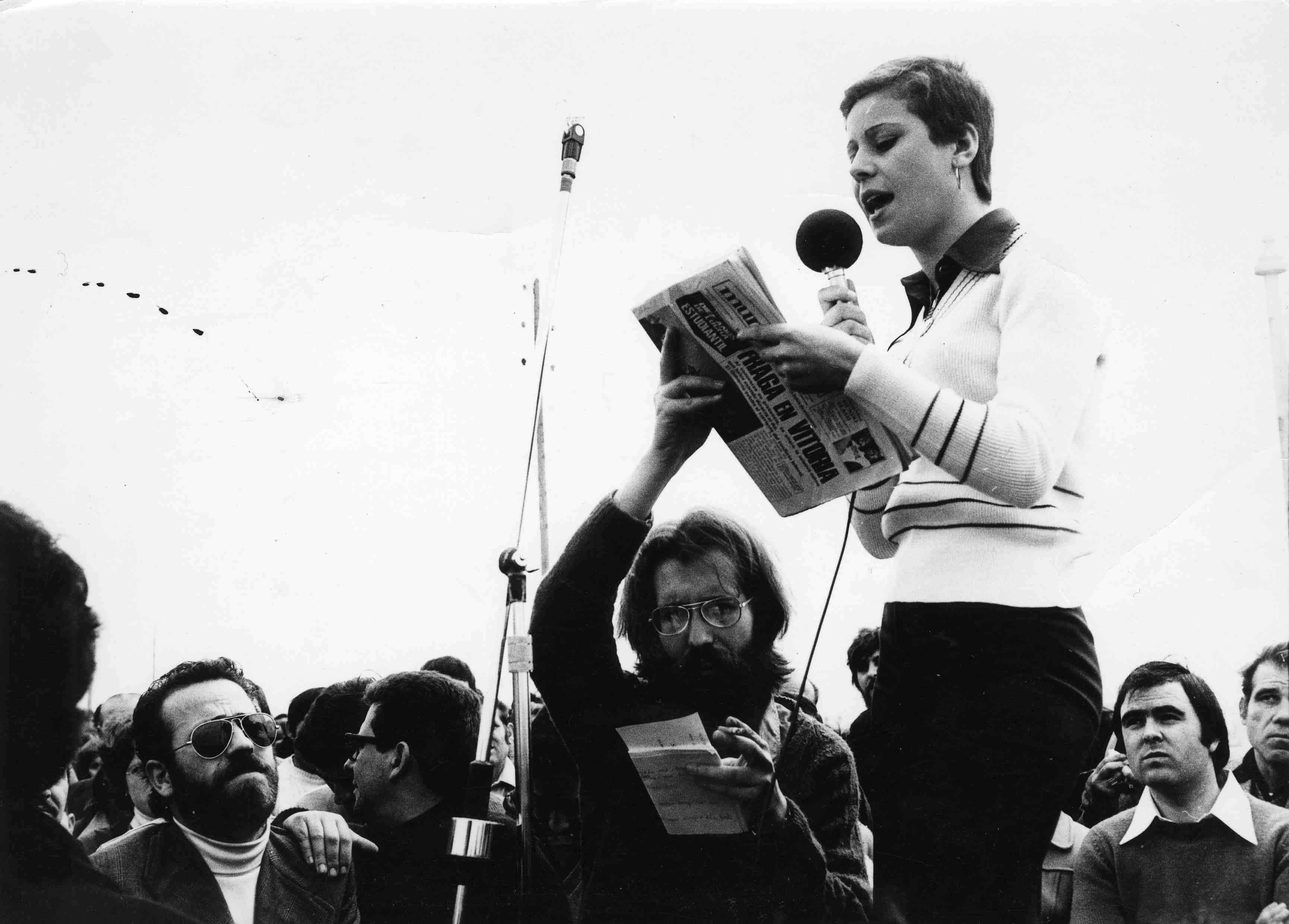Pili Cantero a l’assemblea de treballadors del tèxtil al camp de futbol de Cerdanyola, març 1976. Enric Quintana. Arxiu Municipal de Mataró. Fons Quintana. Can Serra. Museu de Mataró Pili Cantero a l’assemblea de treballadors del tèxtil al camp de futbol de Cerdanyola, març 1976. Enric Quintana. Arxiu Municipal de Mataró. Fons Quintana. Can Serra. Museu de Mataró