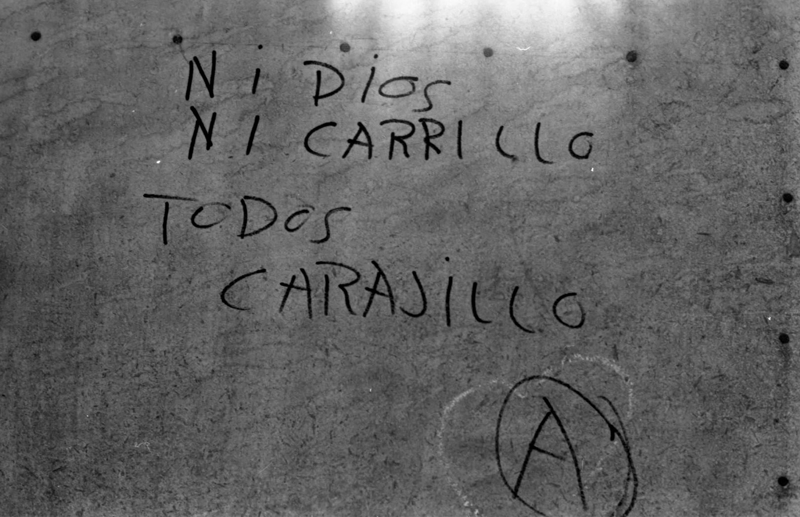 Foto de l'exposició “La nostra primera democràcia” d'Enric Tomàs Guix i Jordi Valls Pedrol (1977). Pintades anònimes. Fons: Arxiu Comarcal Alt Penedès. Museu de les Cultures del Vi de Catalunya. VINSEUM Foto de l'exposició “La nostra primera democràcia” d'Enric Tomàs Guix i Jordi Valls Pedrol (1977). Pintades anònimes. Fons: Arxiu Comarcal Alt Penedès. Museu de les Cultures del Vi de Catalunya. VINSEUM