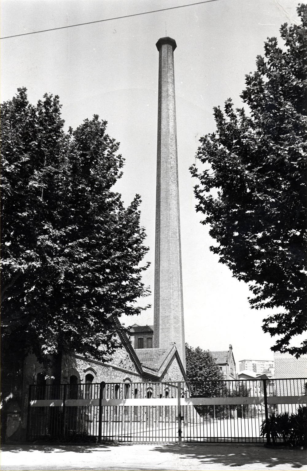 Xemeneia de Can Batlló, recinte de l'Escola Industrial. Il·lustració 18. AGDB. Fons: Diputació de Barcelona. Autoria: desconeguda. Xemeneia, 1970.