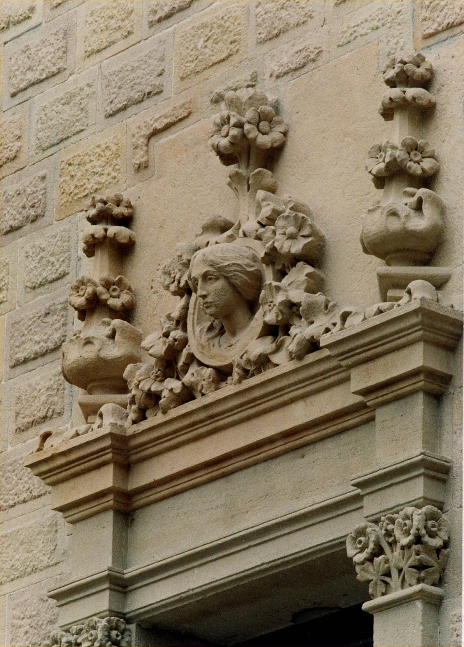 Detall d’ornamentació escultòrica a la Casa Serra, c. 1990-2000. AGDB. Fons: Diputació de Barcelona. Autoria desconeguda.