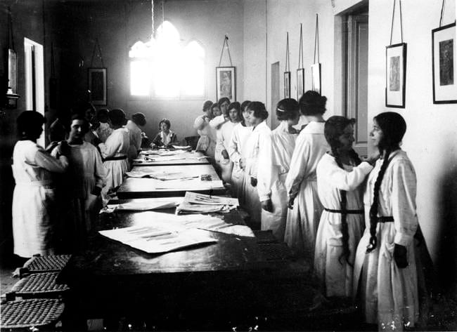 Classe de confecció amb Mercè Carbonell asseguda al centre, c. 1915. Autoria: Alejandro Antonietti. Fons: Diputació de Barcelona. (CAT AGDB R.3194)