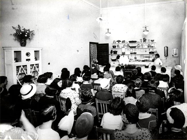 Classe de cuina amb el cuiner Muñoz, c. 1915. Autoria desconeguda. Fons: Diputació de Barcelona. (CAT AGDB R.3196)