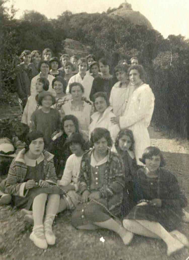 Concepció Mallol, professora de tall i confecció, amb les seves alumnes, c. 1920. Autoria desconeguda. Fons: Escola de la Dona. (CAT AGDB Maternitat-Cambra C-5)