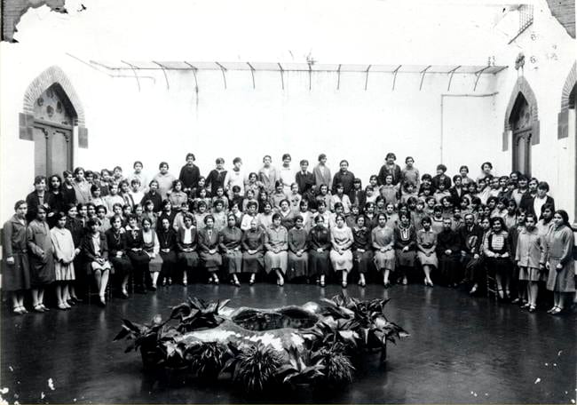Alumnes i professores de l’Escola Professional per a la Dona a la seu del carrer Elisabets. Maria Fath al centre, c. 1922. Autoria desconeguda. Fons: Diputació de Barcelona. (CAT AGDB R.3203)