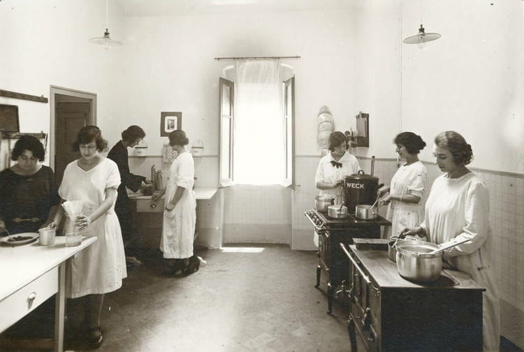 Cuina de l’Escola Professional al carrer Elisabets, c.1923-1926. Autoria desconeguda. Fons: Escola de la Dona. (CAT AGDB Maternitat-Cambra C-1)