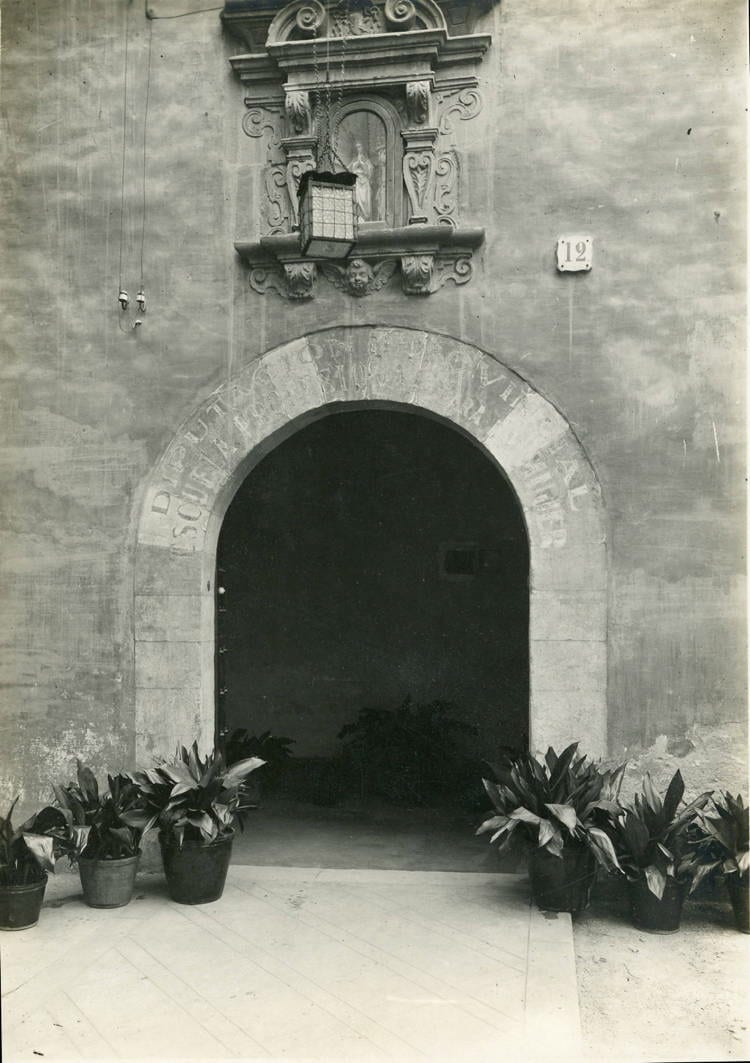 Entrada de la seu de l’Escola Professional per a la Dona al carrer Elisabets, 1928. Autoria desconeguda. Fons: Escola de la Dona. (CAT AGDB Maternitat-Cambra C-3)