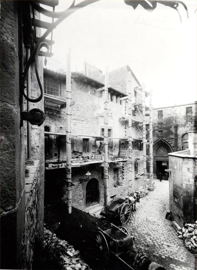 Restauració de la Casa dels Canonges, c. 1925. Autoria desconeguda. Fons: Diputació de Barcelona. (CAT AGDB R.3685)